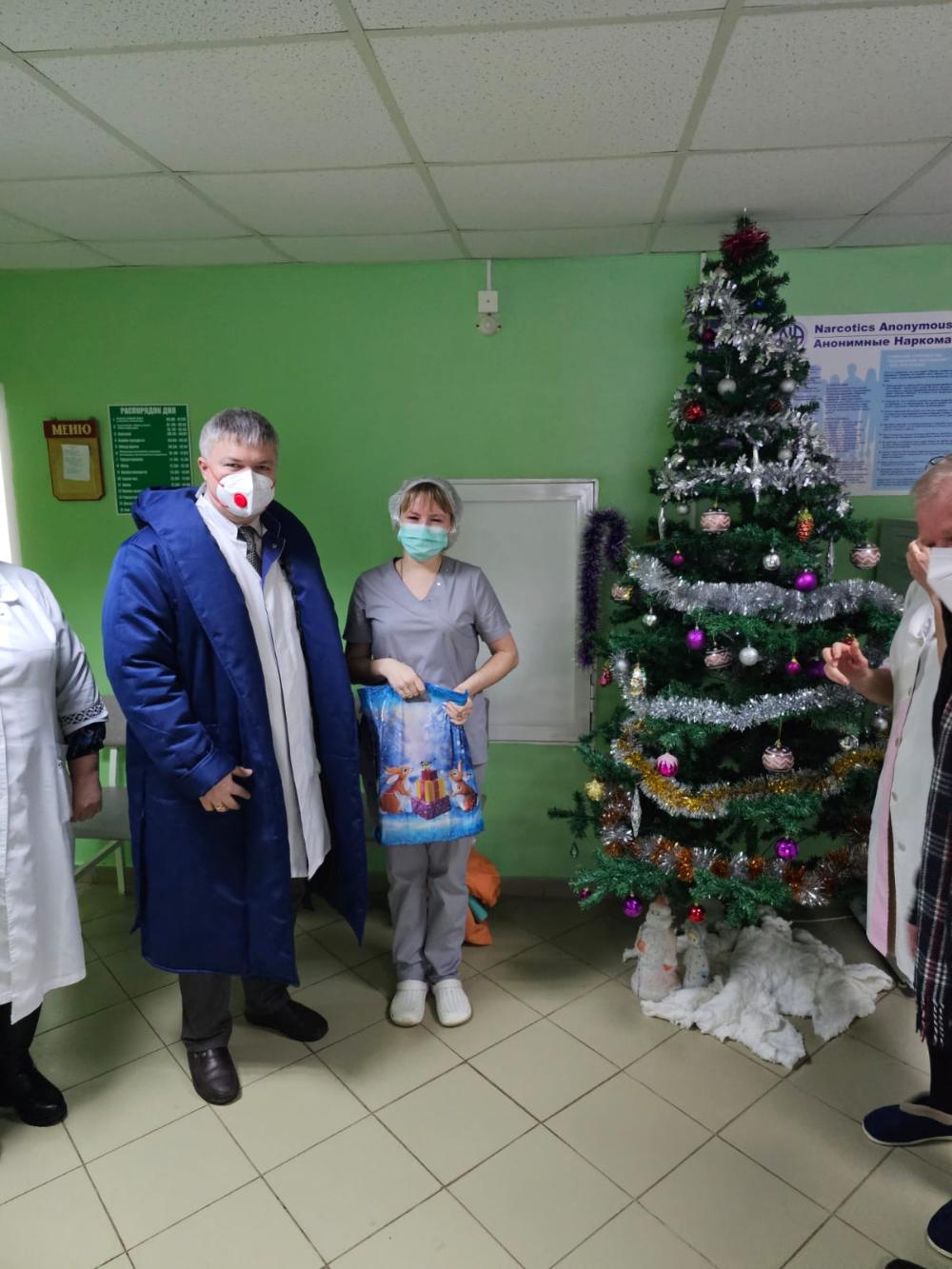 Главный врач поздравил с Новым годом и вручил подарки сотрудникам - родственникам участников СВО